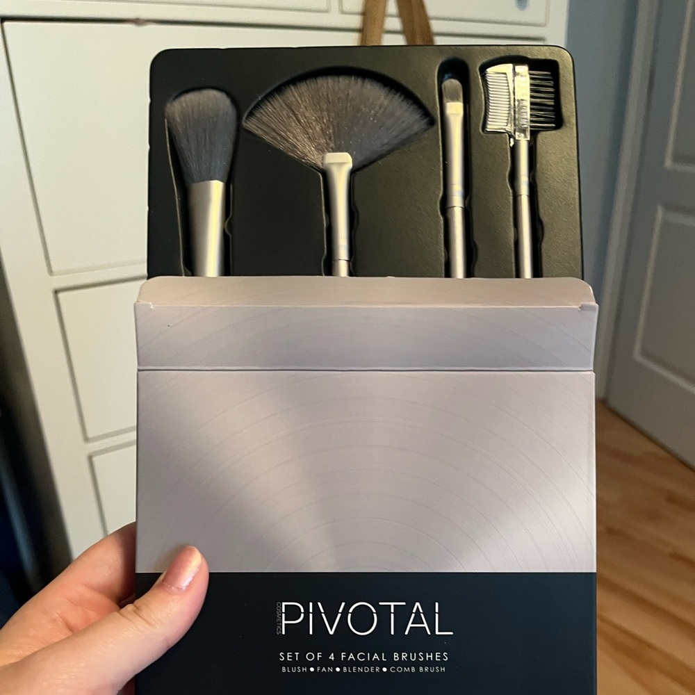 Pivotal set of 4 facial brushes NWT